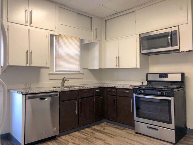 Building Photo - SPACIOUS 4 BEDROOMS / 2 FULL BATHS BEAUTIF...