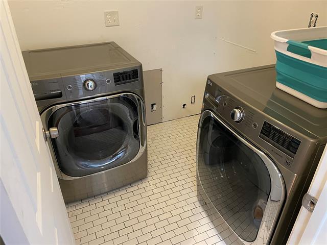 Building Photo - 3563 South Dr