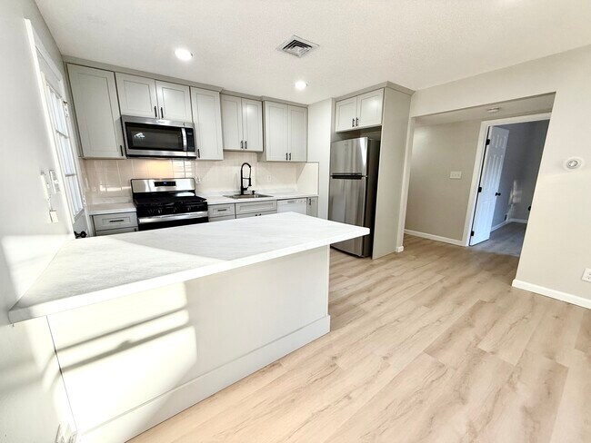 Building Photo - 1063 Tacoma St