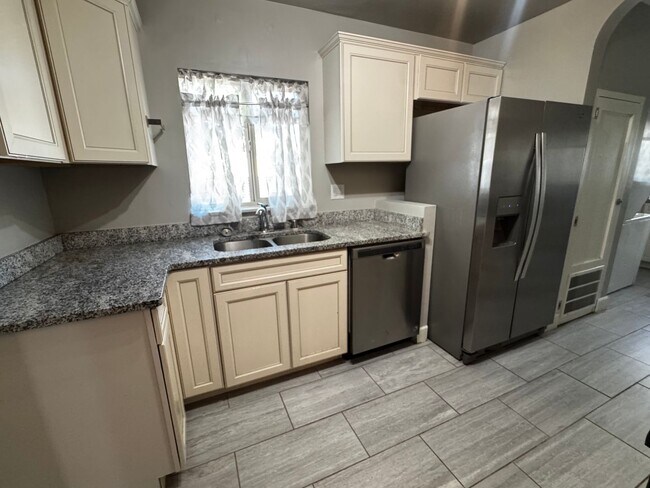 Building Photo - Home near UNM.