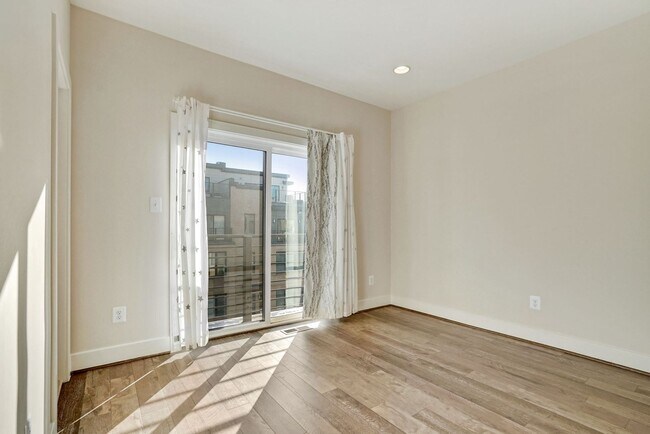 Building Photo - 3 Bed 3.5 Bath - Bethesda Montgomery Row Townhouse - Move in Ready