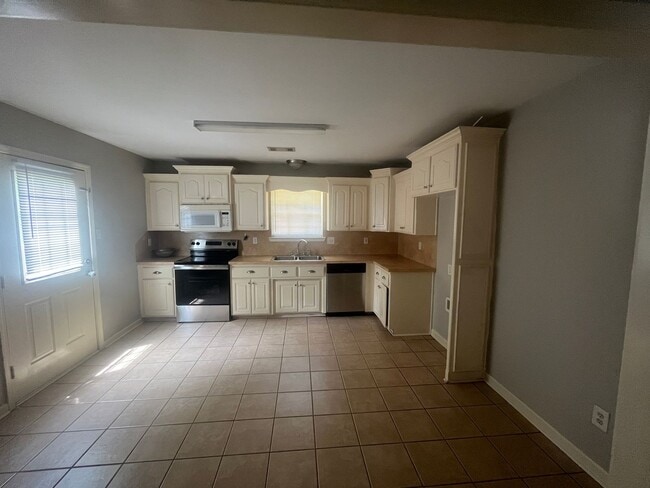 Building Photo - Nice 3 Br. 2 Bath home in Ward