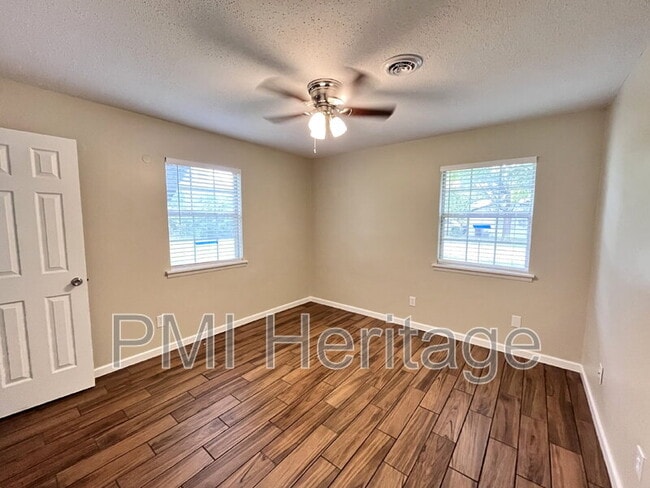 Building Photo - 2100 Cottonwood Pl