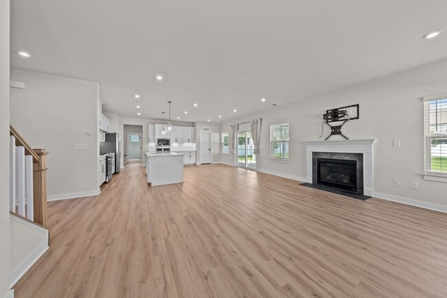 Building Photo - Luxurious 4-bed