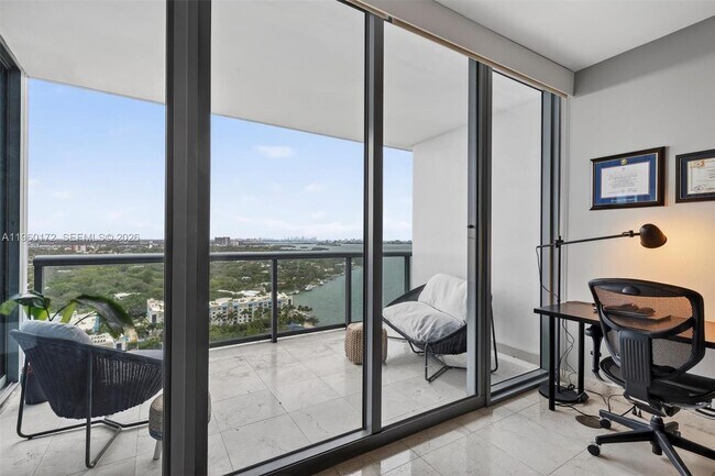 Building Photo - 601 NE 36th St