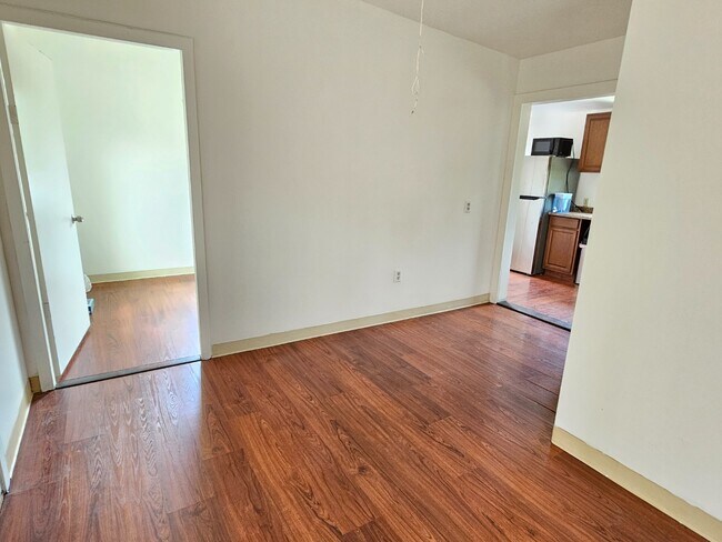 Building Photo - 2 Bed / 1 Bath Apartment with 1 Parking. Shared Laundry