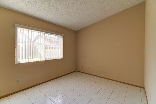 Building Photo - 4651 4 Leaf Clover Dr