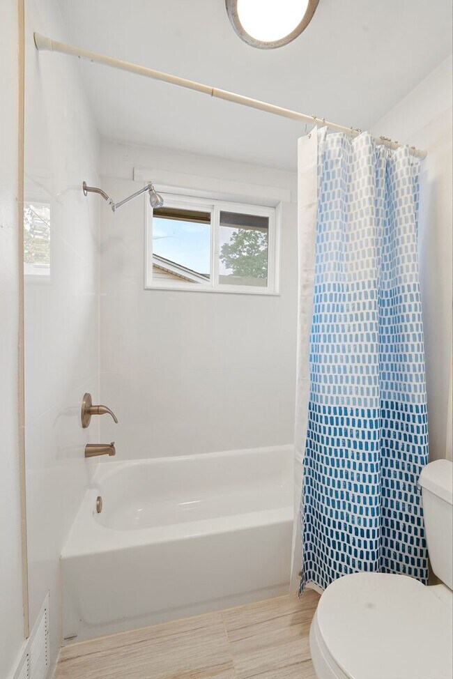 Building Photo - 5 bedroom, 3 1/2 bath, home with two master suites and 2 car garage.