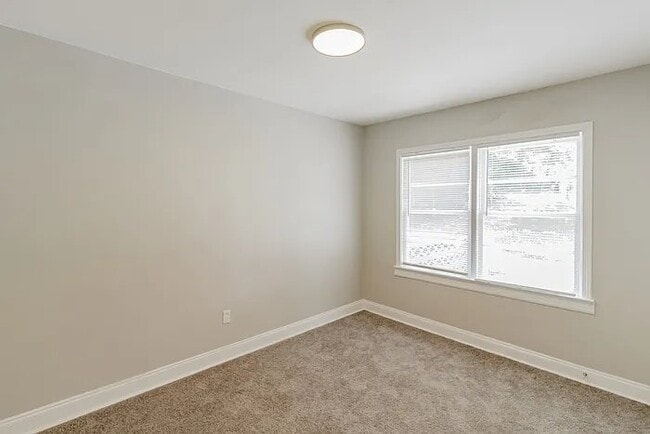Building Photo - 608 12th Ave