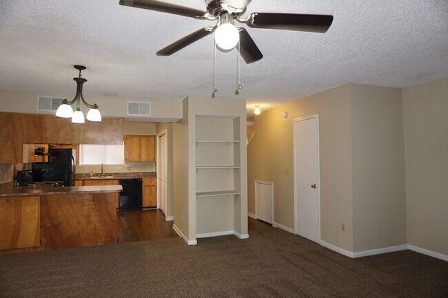 Building Photo - 2 Bedroom 2.5 Bath Townhome located in Arl...