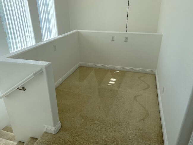 Building Photo - Beautiful 3Bed/3Bath/2Car corner lot home located in the guard gated Tuscany Community