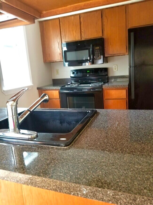 Building Photo - 60 Old Town Rd #112