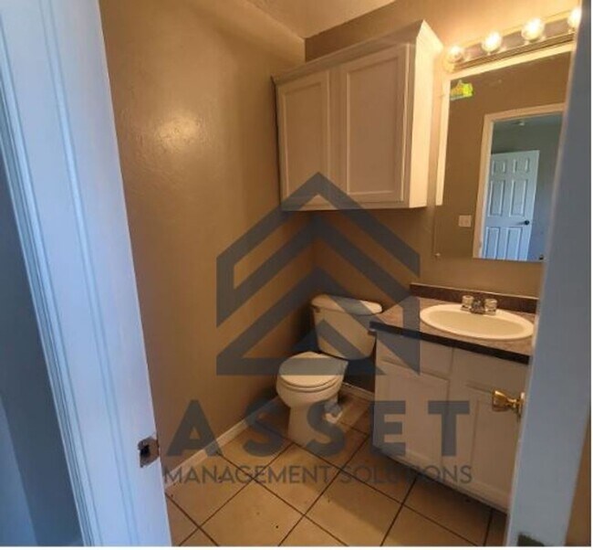 Building Photo - Charming 5 Bedroom House