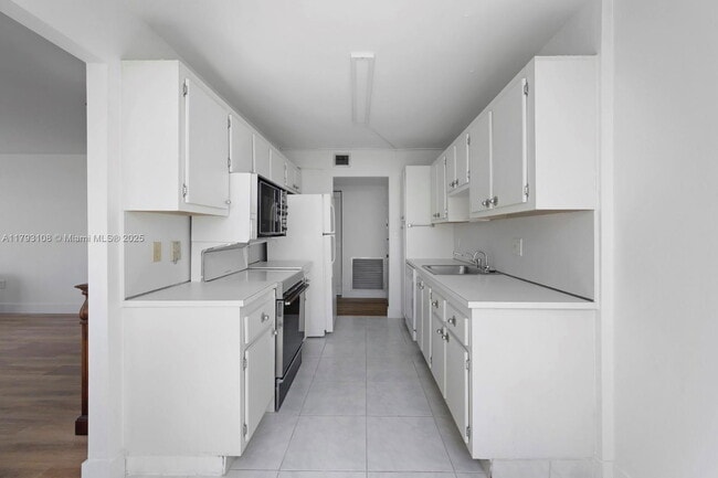 Building Photo - 1300 NE Miami Gardens Dr