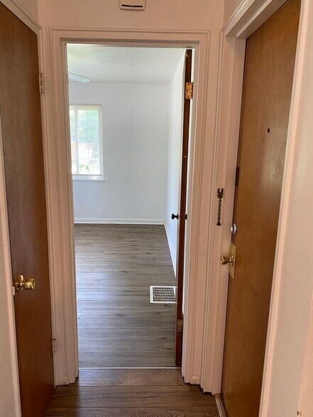 Building Photo - 2200 W Schantz Ave