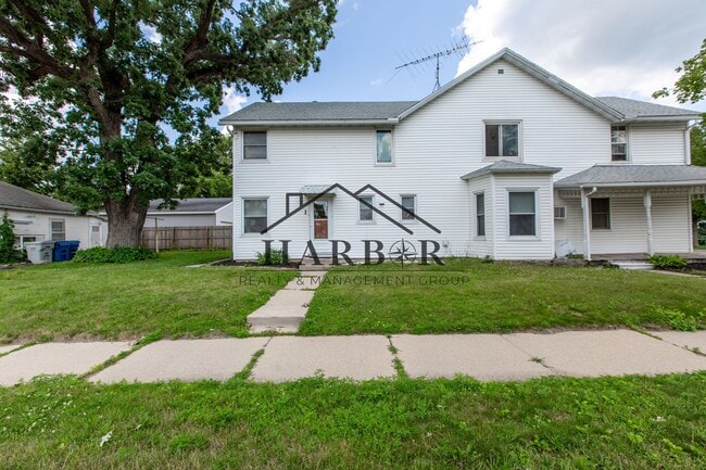 Building Photo - Large 3 Bedroom Apartment!