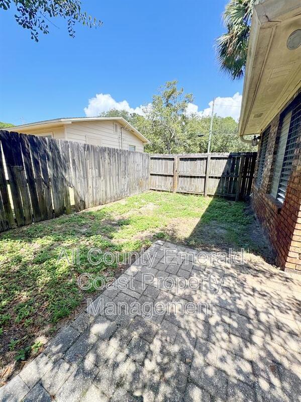 Building Photo - 733 Beach Dr