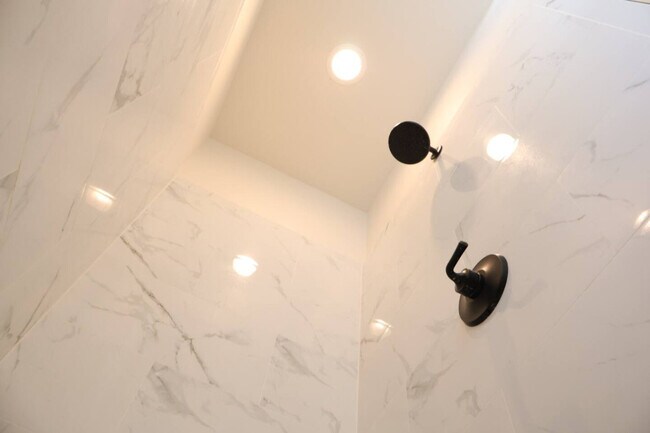 Building Photo - 204 E 35th St