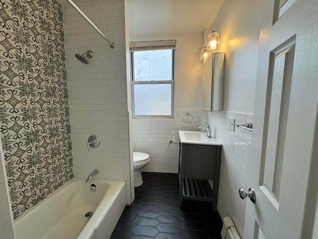 Building Photo - 146 Webster Ave