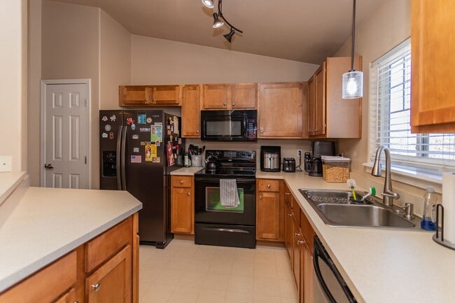 Building Photo - Beautiful upper-level condo in gated community!!!