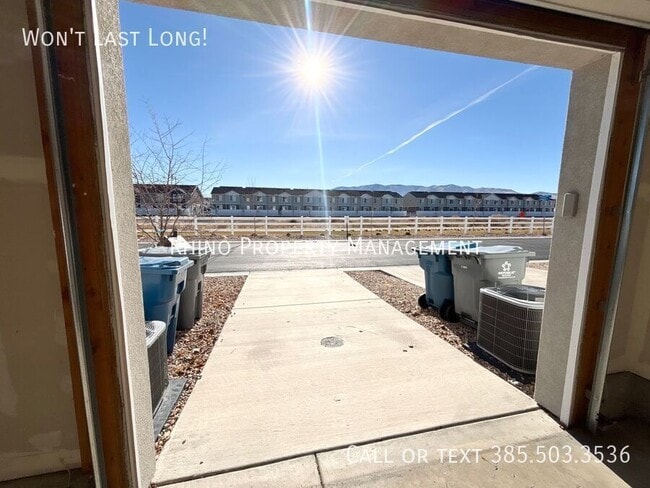 Building Photo - 1092 E Vessel Ct