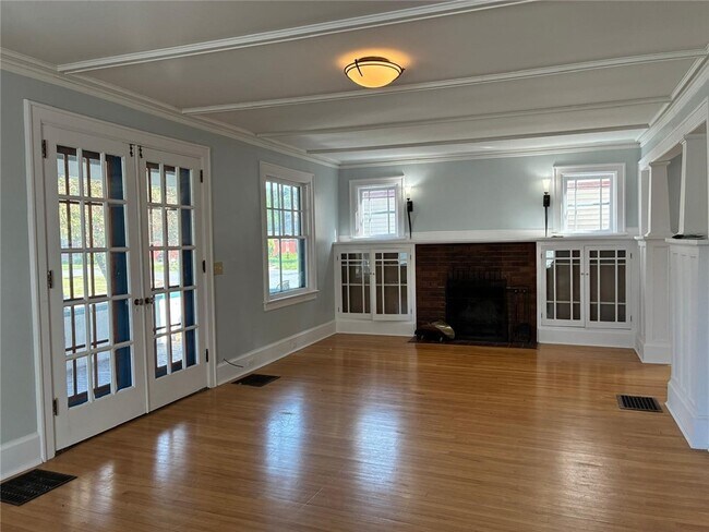 Building Photo - 314 S Pleasant St