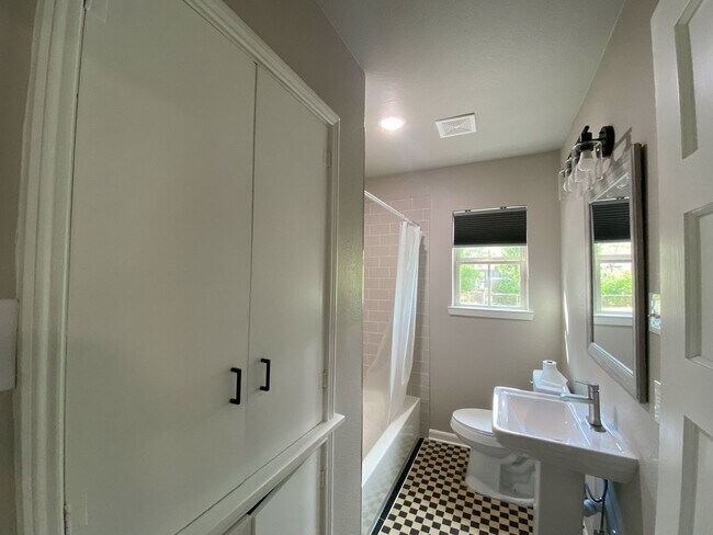 Building Photo - Super Cute, Newly Remodeled, 2bd/1bth hous...