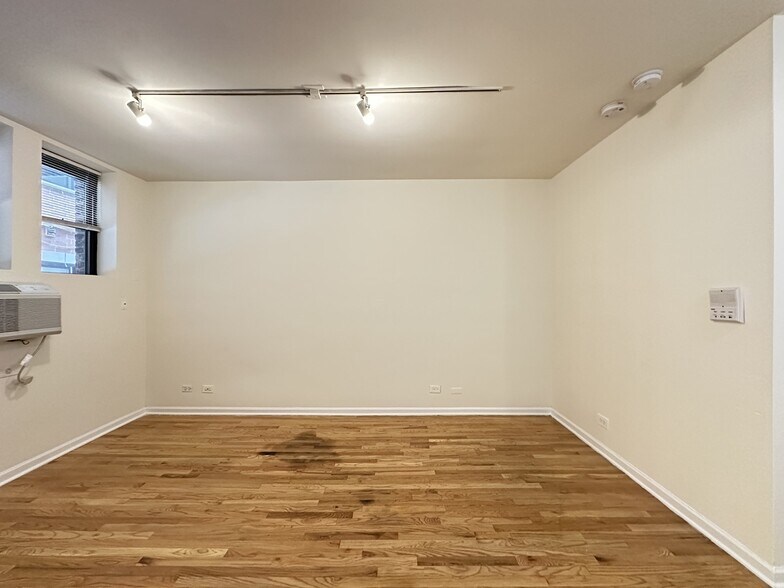 Building Photo - 931 W Dakin St