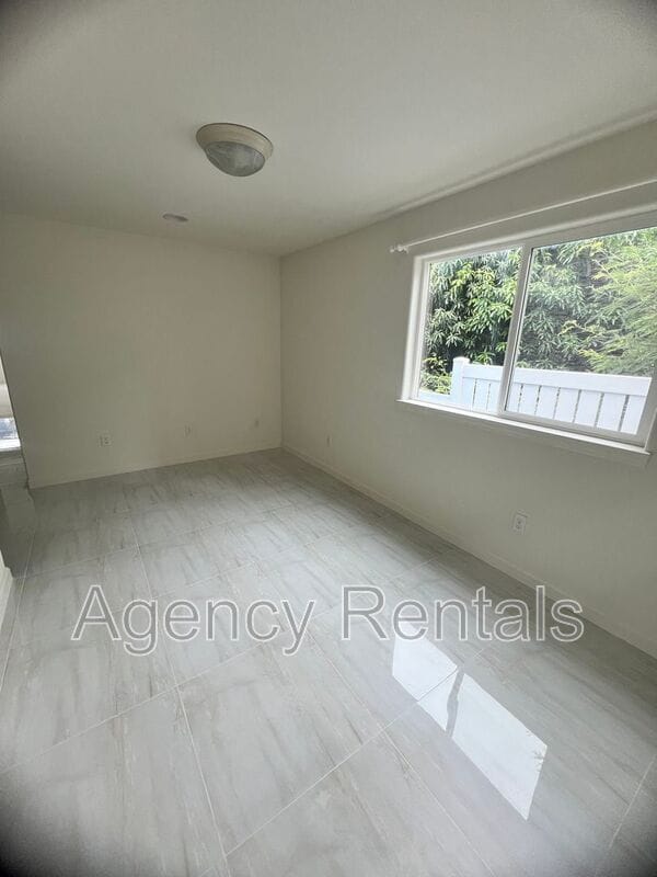 Building Photo - 948 Spencer St