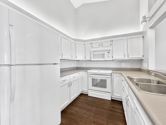 Building Photo - Beautiful 2BR 2BA Home w/ Sunroom • Full Kitchen Suite • Attached Garage in Columbus