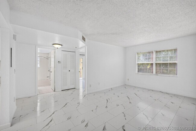 Building Photo - 1628 SE Green Acres Cir