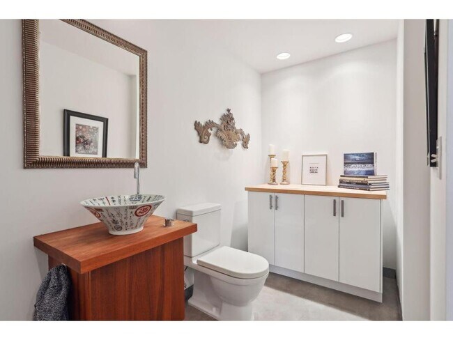 Building Photo - 700 N Washington Ave