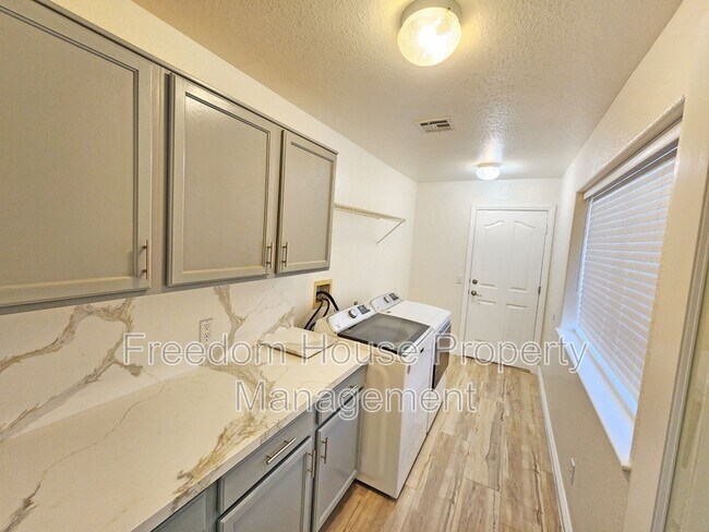 Building Photo - 3741 Malibou Ave