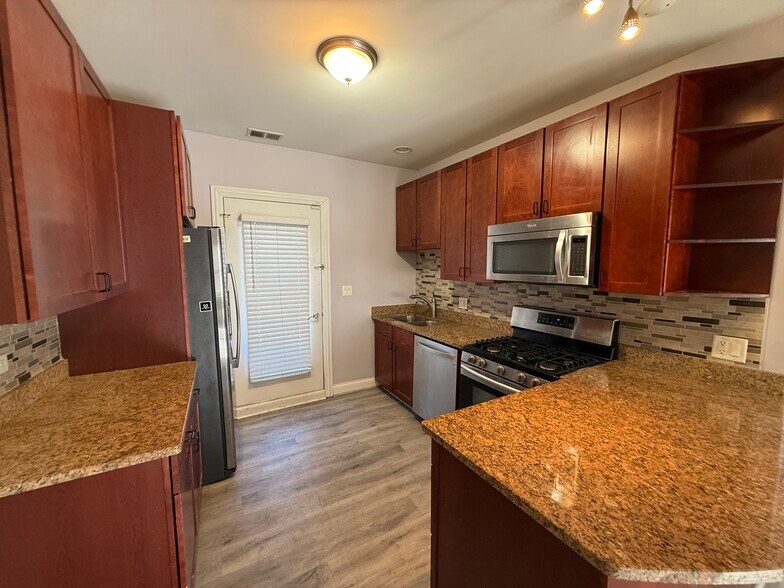 Building Photo - 2452 W Ardmore Ave