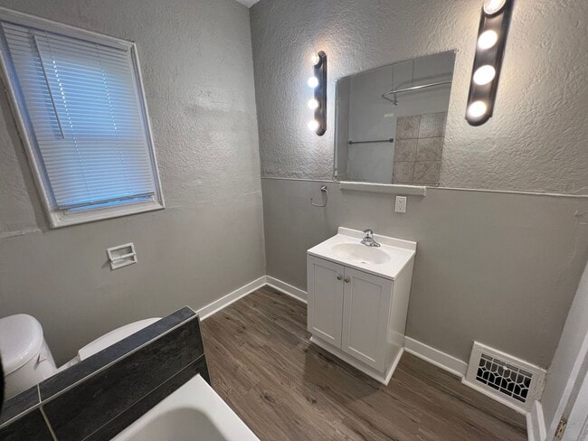 Building Photo - Charming 2 Bed 1 Bath