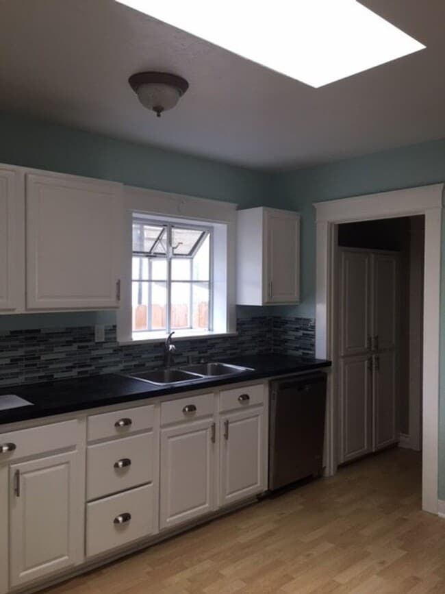 Building Photo - Coming Soon!!! DO NOT DISTURB TENANTS - Available mid May 2026 -