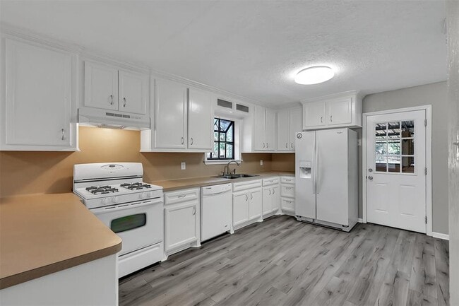 Building Photo - 29806 Lazy Ln