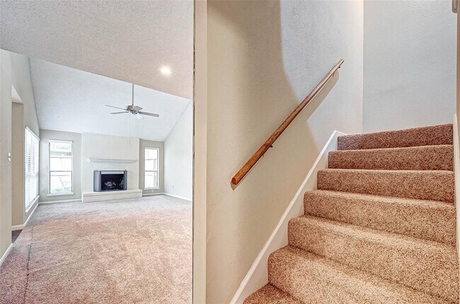 Building Photo - 13922 Hollowgreen Dr