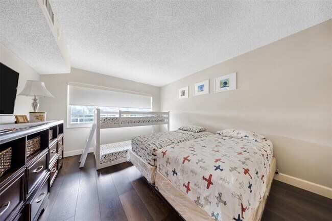 Building Photo - 3960 Oaks Clubhouse Dr
