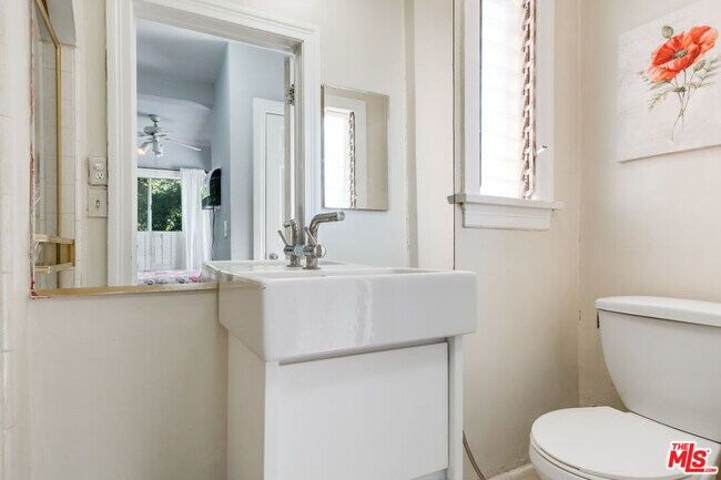 Building Photo - 137 Rexford Dr