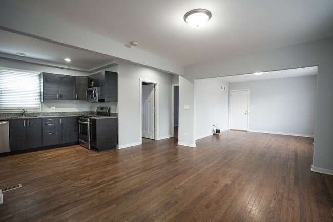 Building Photo - 2204 N Nagle Ave