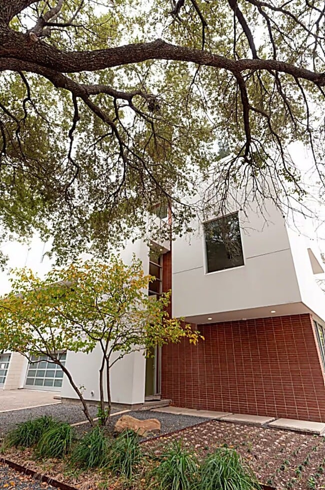 Building Photo - 4904 S Shepherd Dr