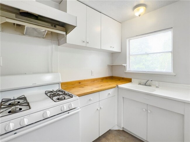 Building Photo - 703 Cherry St