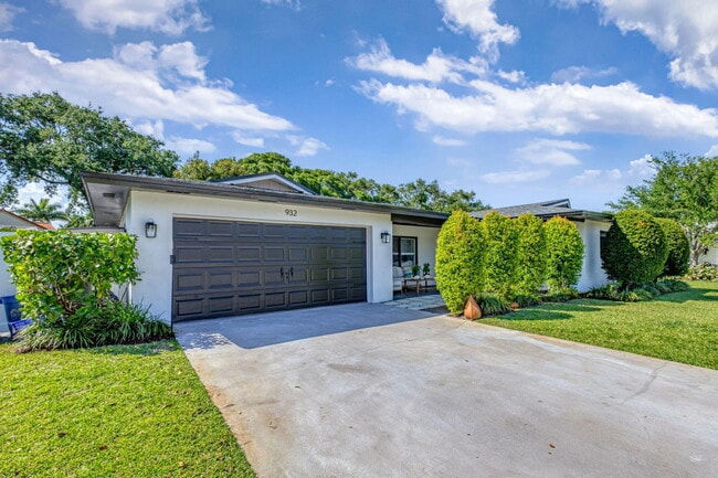 Building Photo - 932 Evergreen Dr