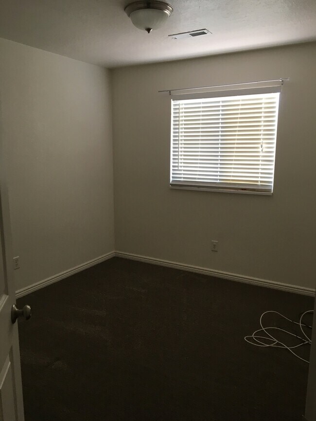 Building Photo - Desired Hidden Valley Town Home!