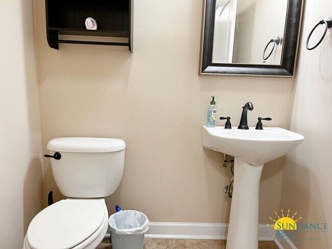 Building Photo - Stunning 4 Bedroom Home in Crestview!