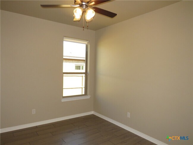 Building Photo - 717 Holstein Dr