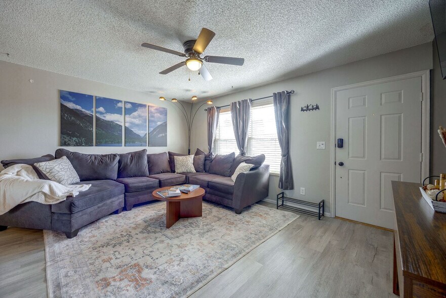 Building Photo - 6650 Parkridge Ct