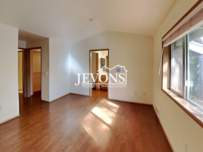 Building Photo - Fabulous 2 Bedrooms, 2 Bathroom, Top-Floor Condo in Klahanie