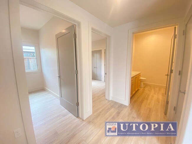 Building Photo - 3Bd/2Ba Townhouse Style Home with Office/Den and Garage- Centrally Located, Easy Commute